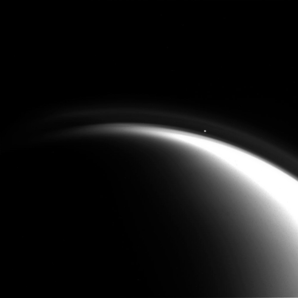 Titan_star A Titanic Eclipse