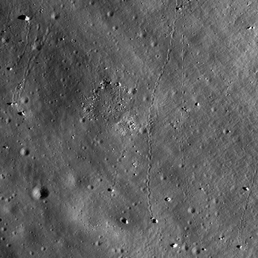 Moon boulders leave telltale tracks