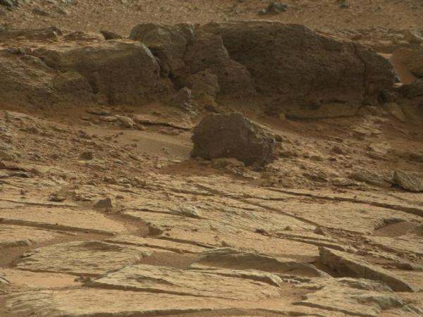 The 20-inch-high "Point Lake" outcrop near Curiosity's current position (NASA/JPL-Caltech/MSSS)