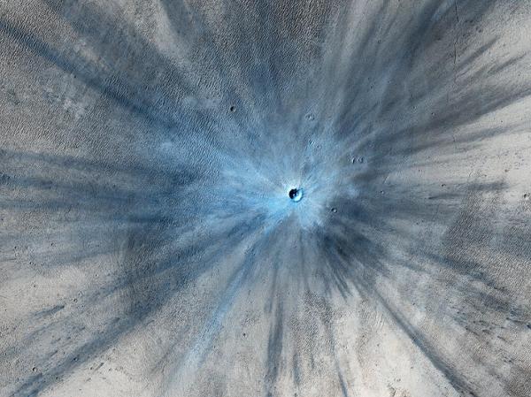 HiRISE image of a bright rayed crater on Mars (NASA/JPL-Caltech/Univ. of Arizona)