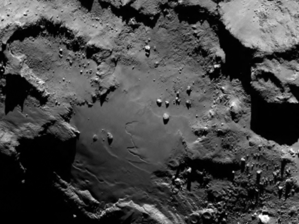 OSIRIS image of the surface of comet 64P/Churyumov-Gerasimenko from 130 km (ESA/Rosetta/MPS for OSIRIS Team MPS/UPD/LAM/IAA/SSO/INTA/UPM/DASP/IDA)